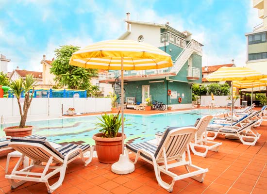 Parasols et transats au bord de la piscine