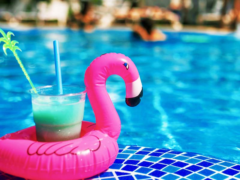 Cocktails au bord de la piscine